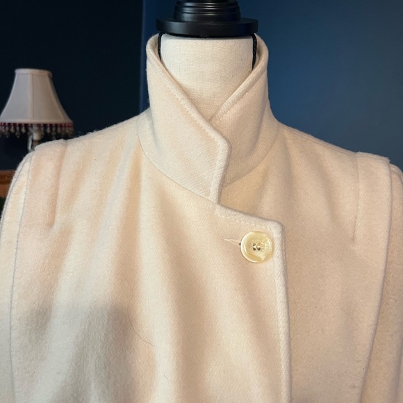 This is a white/cream wool vintage, long coat. Size 5/6. - Picture 5 of 11